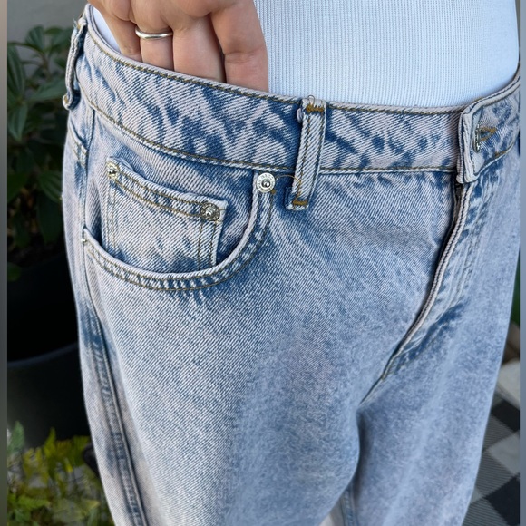 NA-KD FASHION MID-RISE WIDE LEG OVERSIZED JEANS WITH SLITS IN BLUE- PINK COLOR - Picture 13 of 17